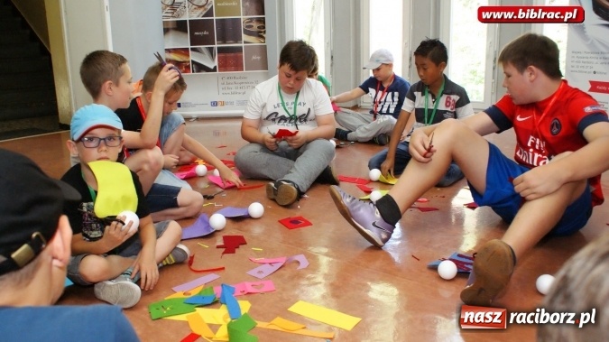 Zdjęcie w galerii na portalu naszraciborz.pl: Lato z biblioteką: wesoła zabawa w teatr  wiadomości z regionu