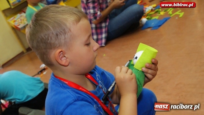 Zdjęcie w galerii na portalu naszraciborz.pl: Lato z biblioteką: wesoła zabawa w teatr  wiadomości z regionu