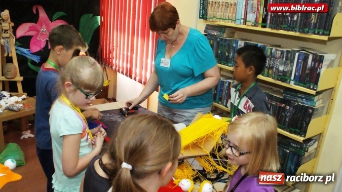 Zdjęcie w galerii na portalu naszraciborz.pl: Lato z biblioteką: wesoła zabawa w teatr  wiadomości z regionu