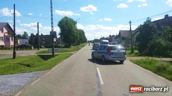 Zdjęcie w galerii na portalu naszraciborz.pl: Potrącenie w Chałupkach. Ranną zabrano śmigłowcem do Jastrzębia-Zdroju wiadomości z regionu