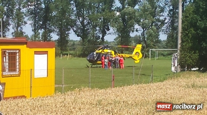 Zdjęcie w galerii na portalu naszraciborz.pl: Potrącenie w Chałupkach. Ranną zabrano śmigłowcem do Jastrzębia-Zdroju wiadomości z regionu