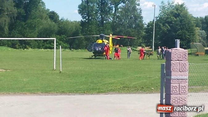 Zdjęcie w galerii na portalu naszraciborz.pl: Potrącenie w Chałupkach. Ranną zabrano śmigłowcem do Jastrzębia-Zdroju wiadomości z regionu