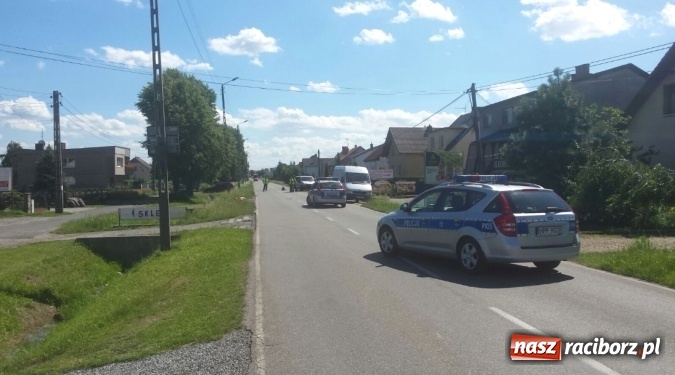 Zdjęcie w galerii na portalu naszraciborz.pl: Potrącenie w Chałupkach. Ranną zabrano śmigłowcem do Jastrzębia-Zdroju wiadomości z regionu