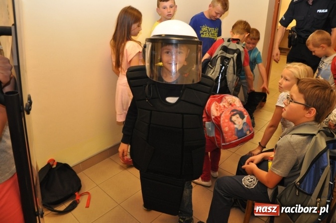 Zdjęcie w galerii na portalu naszraciborz.pl: Dzieci z Sudoła trafiły na policję. W ramach wycieczki... wiadomości z regionu