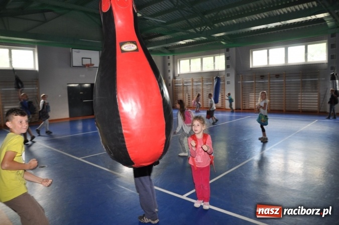 Zdjęcie w galerii na portalu naszraciborz.pl: Dzieci z Sudoła trafiły na policję. W ramach wycieczki... wiadomości z regionu