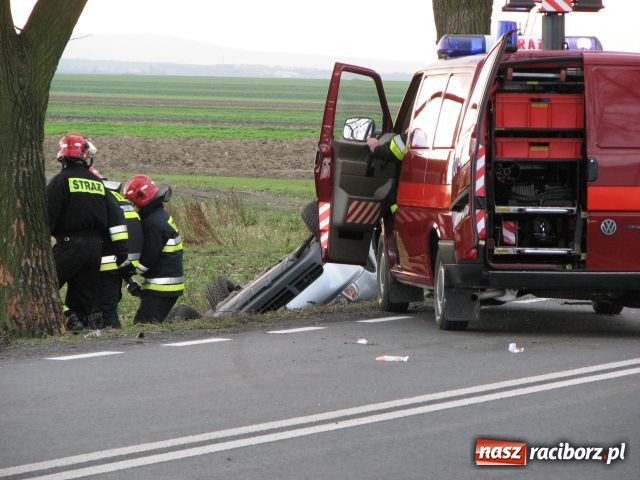 Zdjęcie w galerii na portalu naszraciborz.pl: Audi w rowie. Kierująca ciężko ranna wiadomości z regionu