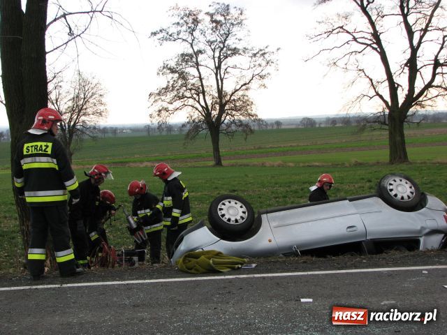 Zdjęcie w galerii na portalu naszraciborz.pl: Audi w rowie. Kierująca ciężko ranna wiadomości z regionu
