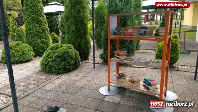 Zdjęcie w galerii na portalu naszraciborz.pl: Letnie książkobranie na basenie w Oborze  wiadomości z regionu