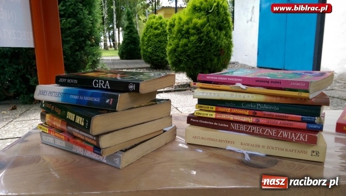 Zdjęcie w galerii na portalu naszraciborz.pl: Letnie książkobranie na basenie w Oborze  wiadomości z regionu