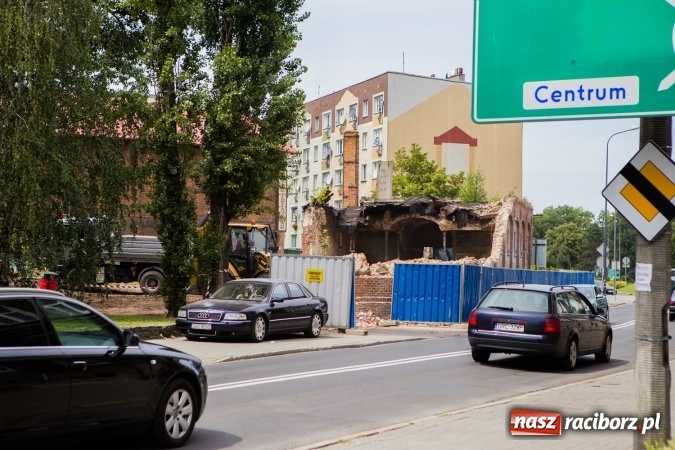 Zdjęcie w galerii na portalu naszraciborz.pl: Trwa rozbi&oacute;rka stajni ułańskich przy Podwalu. Powstanie tu parking wiadomości z regionu