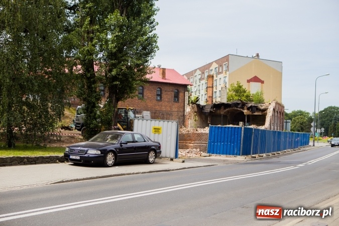 Zdjęcie w galerii na portalu naszraciborz.pl: Trwa rozbi&oacute;rka stajni ułańskich przy Podwalu. Powstanie tu parking wiadomości z regionu