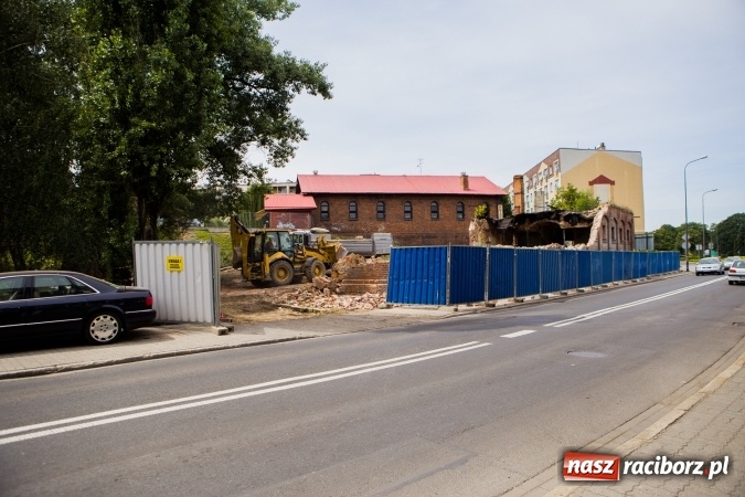Zdjęcie w galerii na portalu naszraciborz.pl: Trwa rozbi&oacute;rka stajni ułańskich przy Podwalu. Powstanie tu parking wiadomości z regionu