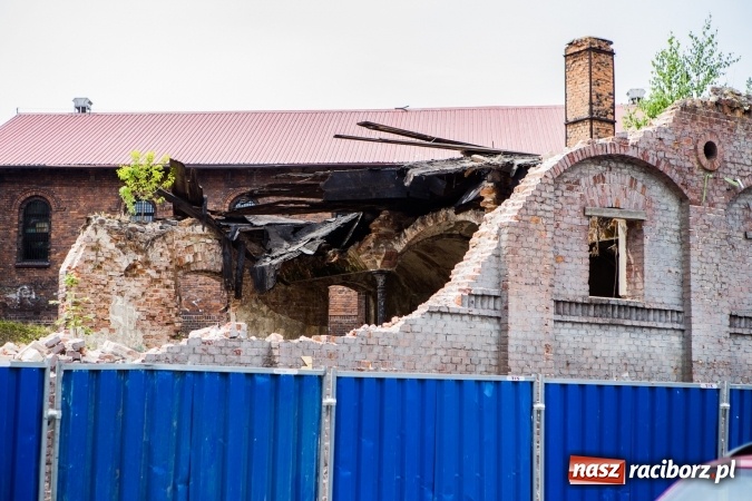 Zdjęcie w galerii na portalu naszraciborz.pl: Trwa rozbi&oacute;rka stajni ułańskich przy Podwalu. Powstanie tu parking wiadomości z regionu