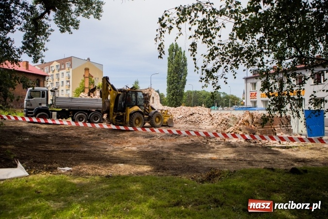 Zdjęcie w galerii na portalu naszraciborz.pl: Trwa rozbi&oacute;rka stajni ułańskich przy Podwalu. Powstanie tu parking wiadomości z regionu
