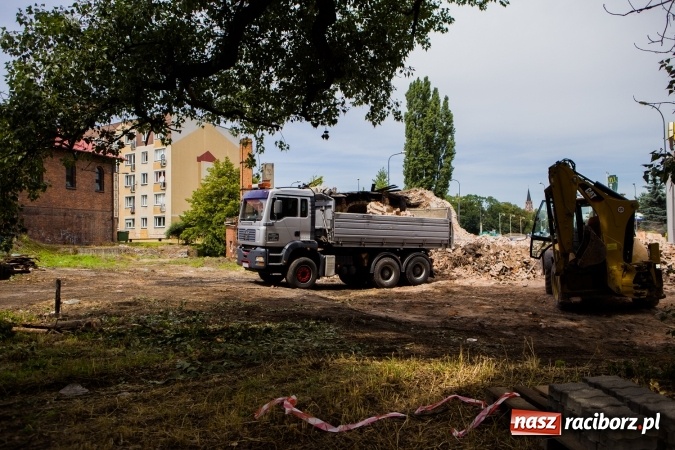 Zdjęcie w galerii na portalu naszraciborz.pl: Trwa rozbi&oacute;rka stajni ułańskich przy Podwalu. Powstanie tu parking wiadomości z regionu