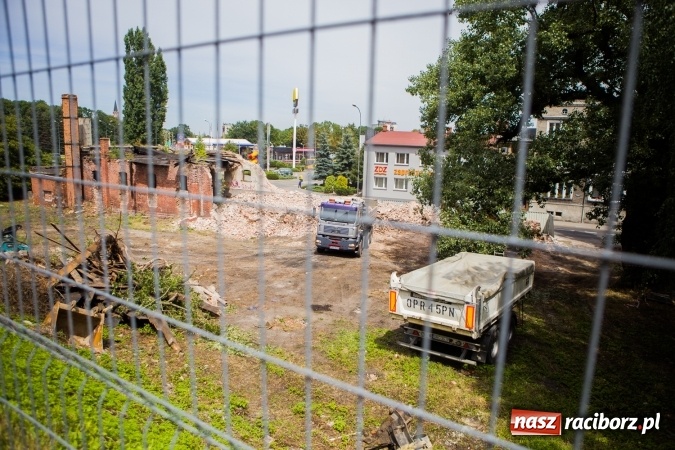 Zdjęcie w galerii na portalu naszraciborz.pl: Trwa rozbi&oacute;rka stajni ułańskich przy Podwalu. Powstanie tu parking wiadomości z regionu