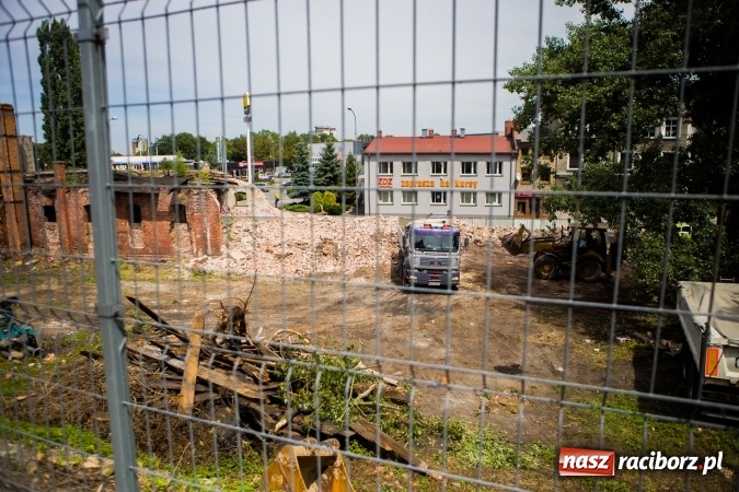 Zdjęcie w galerii na portalu naszraciborz.pl: Trwa rozbi&oacute;rka stajni ułańskich przy Podwalu. Powstanie tu parking wiadomości z regionu