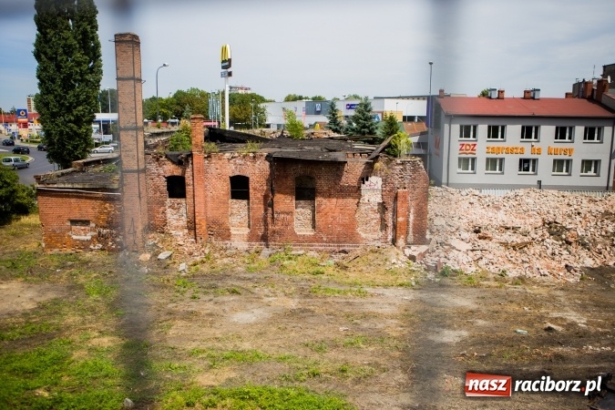Zdjęcie w galerii na portalu naszraciborz.pl: Trwa rozbi&oacute;rka stajni ułańskich przy Podwalu. Powstanie tu parking wiadomości z regionu