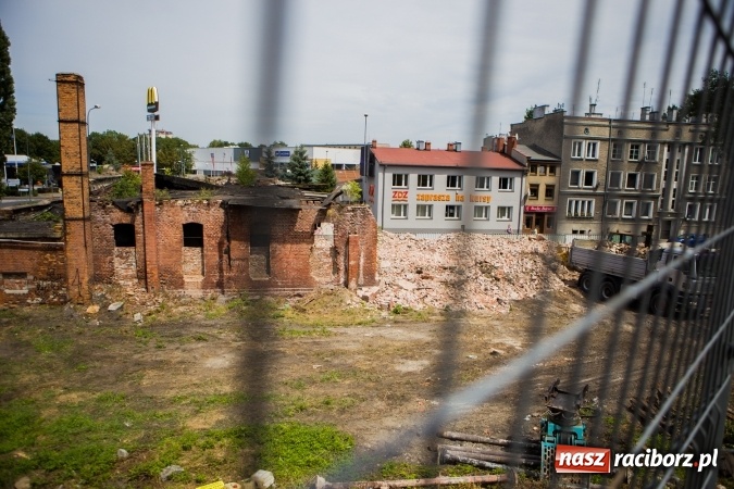 Zdjęcie w galerii na portalu naszraciborz.pl: Trwa rozbi&oacute;rka stajni ułańskich przy Podwalu. Powstanie tu parking wiadomości z regionu