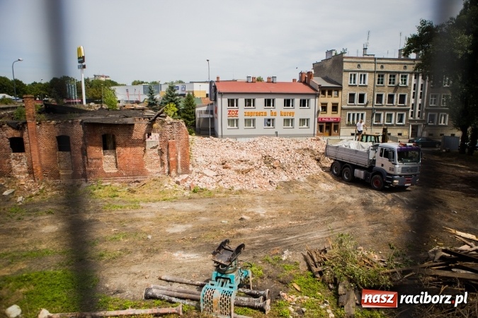Zdjęcie w galerii na portalu naszraciborz.pl: Trwa rozbi&oacute;rka stajni ułańskich przy Podwalu. Powstanie tu parking wiadomości z regionu
