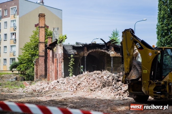 Zdjęcie w galerii na portalu naszraciborz.pl: Trwa rozbi&oacute;rka stajni ułańskich przy Podwalu. Powstanie tu parking wiadomości z regionu