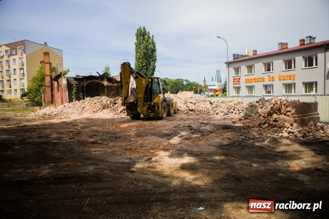 Zdjęcie w galerii na portalu naszraciborz.pl: Trwa rozbi&oacute;rka stajni ułańskich przy Podwalu. Powstanie tu parking wiadomości z regionu