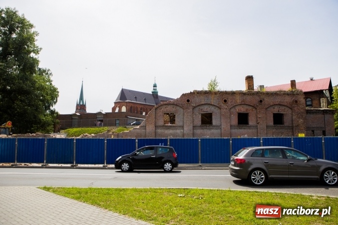 Zdjęcie w galerii na portalu naszraciborz.pl: Trwa rozbi&oacute;rka stajni ułańskich przy Podwalu. Powstanie tu parking wiadomości z regionu