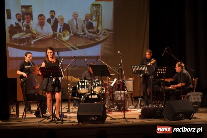 Zdjęcie w galerii na portalu naszraciborz.pl: Lipcowe jazzowanie w Strzesze. Grupa Bez Nazwy zagrała ku pamięci swojego gitarzysty, Jana Plocha  wiadomości z regionu