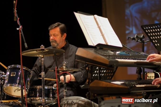 Zdjęcie w galerii na portalu naszraciborz.pl: Lipcowe jazzowanie w Strzesze. Grupa Bez Nazwy zagrała ku pamięci swojego gitarzysty, Jana Plocha  wiadomości z regionu