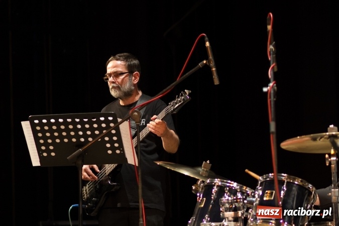 Zdjęcie w galerii na portalu naszraciborz.pl: Lipcowe jazzowanie w Strzesze. Grupa Bez Nazwy zagrała ku pamięci swojego gitarzysty, Jana Plocha  wiadomości z regionu