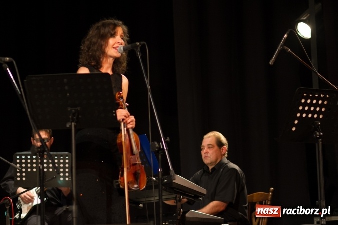 Zdjęcie w galerii na portalu naszraciborz.pl: Lipcowe jazzowanie w Strzesze. Grupa Bez Nazwy zagrała ku pamięci swojego gitarzysty, Jana Plocha  wiadomości z regionu