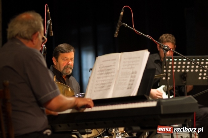 Zdjęcie w galerii na portalu naszraciborz.pl: Lipcowe jazzowanie w Strzesze. Grupa Bez Nazwy zagrała ku pamięci swojego gitarzysty, Jana Plocha  wiadomości z regionu
