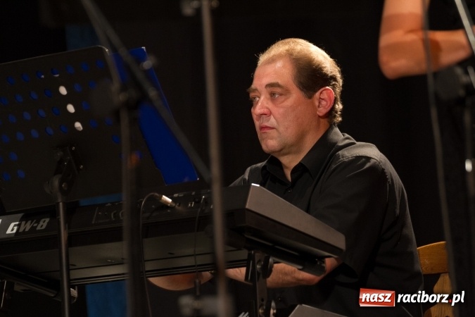 Zdjęcie w galerii na portalu naszraciborz.pl: Lipcowe jazzowanie w Strzesze. Grupa Bez Nazwy zagrała ku pamięci swojego gitarzysty, Jana Plocha  wiadomości z regionu