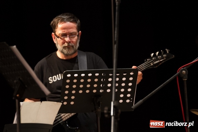 Zdjęcie w galerii na portalu naszraciborz.pl: Lipcowe jazzowanie w Strzesze. Grupa Bez Nazwy zagrała ku pamięci swojego gitarzysty, Jana Plocha  wiadomości z regionu