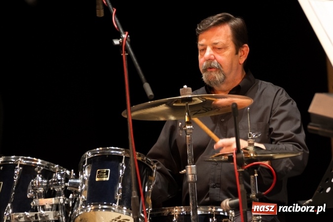 Zdjęcie w galerii na portalu naszraciborz.pl: Lipcowe jazzowanie w Strzesze. Grupa Bez Nazwy zagrała ku pamięci swojego gitarzysty, Jana Plocha  wiadomości z regionu