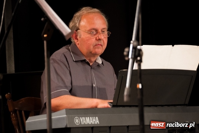 Zdjęcie w galerii na portalu naszraciborz.pl: Lipcowe jazzowanie w Strzesze. Grupa Bez Nazwy zagrała ku pamięci swojego gitarzysty, Jana Plocha  wiadomości z regionu