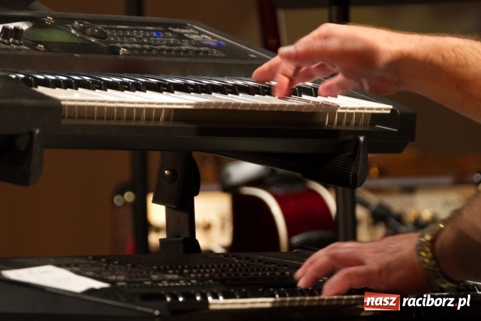 Zdjęcie w galerii na portalu naszraciborz.pl: Lipcowe jazzowanie w Strzesze. Grupa Bez Nazwy zagrała ku pamięci swojego gitarzysty, Jana Plocha  wiadomości z regionu