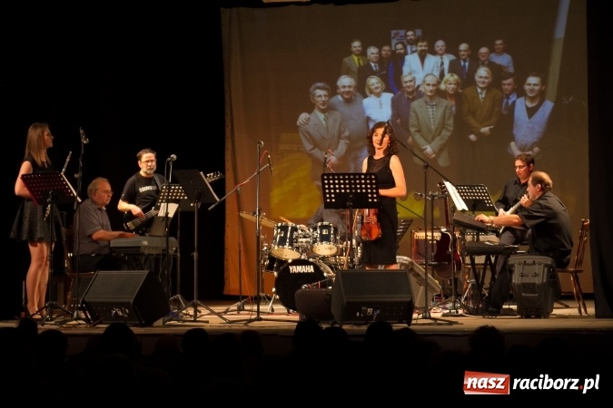 Zdjęcie w galerii na portalu naszraciborz.pl: Lipcowe jazzowanie w Strzesze. Grupa Bez Nazwy zagrała ku pamięci swojego gitarzysty, Jana Plocha  wiadomości z regionu