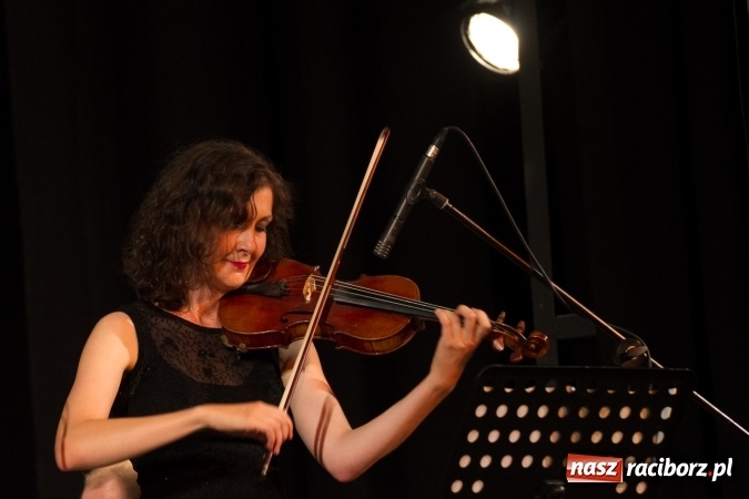 Zdjęcie w galerii na portalu naszraciborz.pl: Lipcowe jazzowanie w Strzesze. Grupa Bez Nazwy zagrała ku pamięci swojego gitarzysty, Jana Plocha  wiadomości z regionu