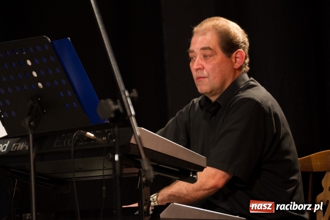 Zdjęcie w galerii na portalu naszraciborz.pl: Lipcowe jazzowanie w Strzesze. Grupa Bez Nazwy zagrała ku pamięci swojego gitarzysty, Jana Plocha  wiadomości z regionu