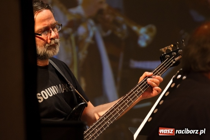 Zdjęcie w galerii na portalu naszraciborz.pl: Lipcowe jazzowanie w Strzesze. Grupa Bez Nazwy zagrała ku pamięci swojego gitarzysty, Jana Plocha  wiadomości z regionu