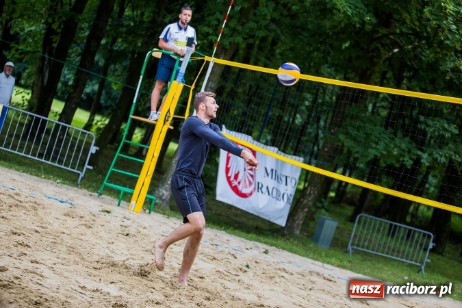 Zdjęcie w galerii na portalu naszraciborz.pl: Mistrzostwa Raciborza w siatkówce plażowej OPEN wiadomości z regionu