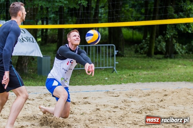 Zdjęcie w galerii na portalu naszraciborz.pl: Mistrzostwa Raciborza w siatkówce plażowej OPEN wiadomości z regionu