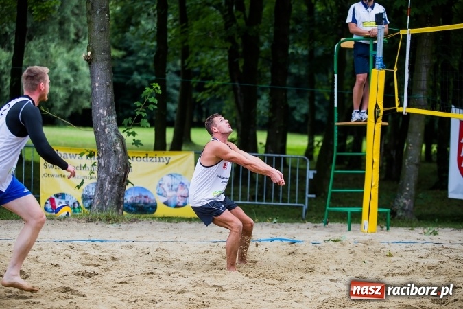Zdjęcie w galerii na portalu naszraciborz.pl: Mistrzostwa Raciborza w siatkówce plażowej OPEN wiadomości z regionu