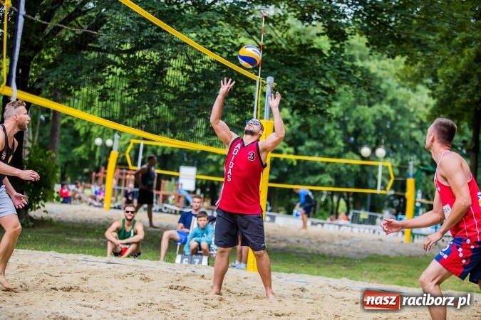 Zdjęcie w galerii na portalu naszraciborz.pl: Mistrzostwa Raciborza w siatkówce plażowej OPEN wiadomości z regionu