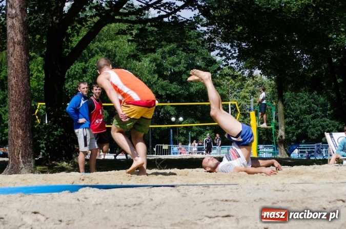 Zdjęcie w galerii na portalu naszraciborz.pl: Mistrzostwa Raciborza w siatkówce plażowej OPEN wiadomości z regionu