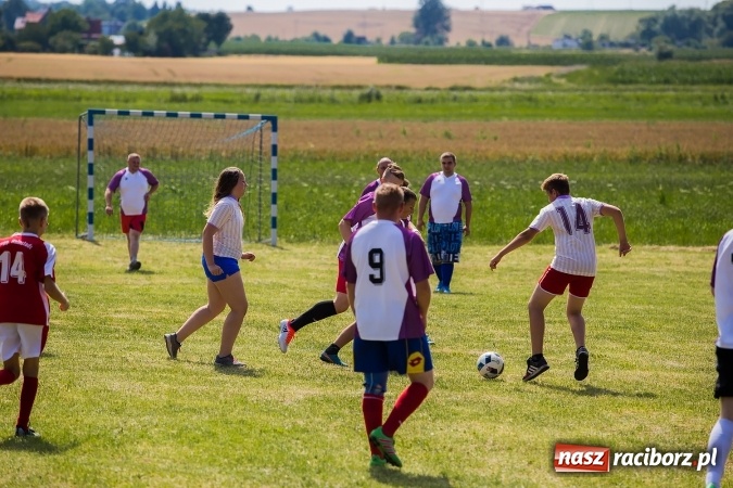 Zdjęcie w galerii na portalu naszraciborz.pl: Rodzice kontra dzieci - doroczny mecz w Bojanowie wiadomości z regionu