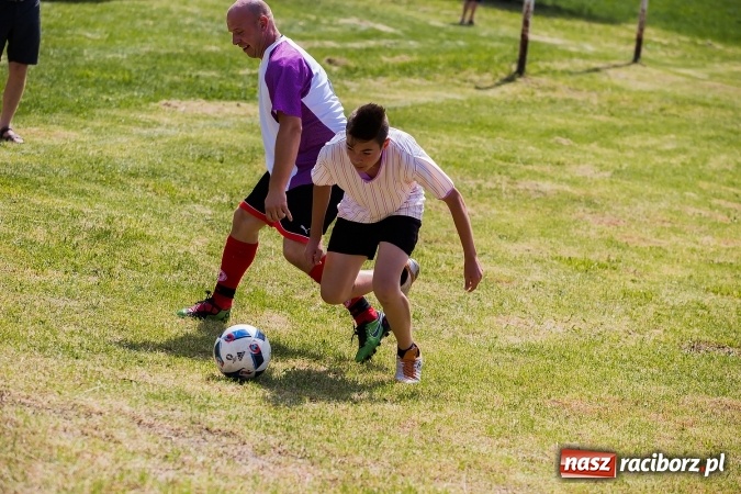 Zdjęcie w galerii na portalu naszraciborz.pl: Rodzice kontra dzieci - doroczny mecz w Bojanowie wiadomości z regionu
