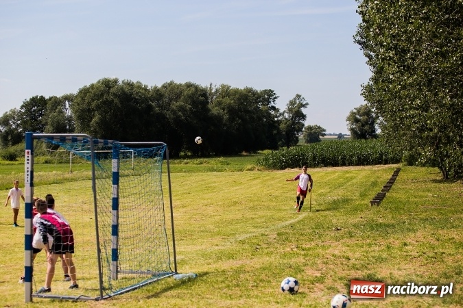 Zdjęcie w galerii na portalu naszraciborz.pl: Rodzice kontra dzieci - doroczny mecz w Bojanowie wiadomości z regionu