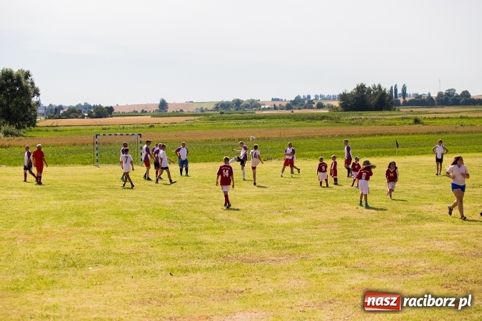 Zdjęcie w galerii na portalu naszraciborz.pl: Rodzice kontra dzieci - doroczny mecz w Bojanowie wiadomości z regionu